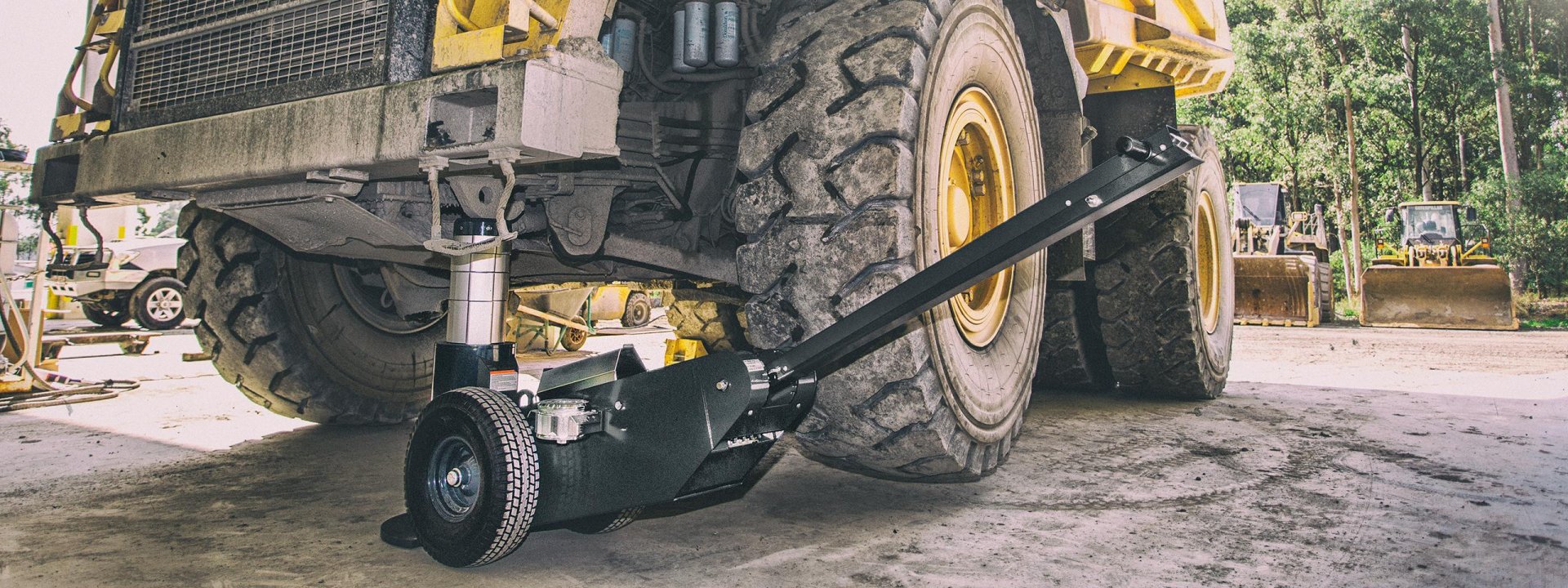 Martinetto idraulico per carrelli a forca